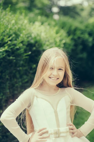 Menina pequena em vestido branco ao ar livre — Fotografia de Stock