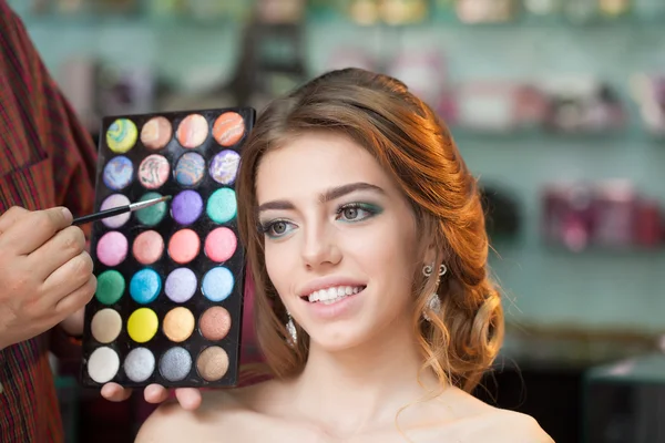 Mujer bonita con maquillaje y paleta — Foto de Stock