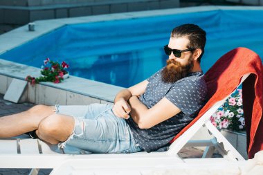 Yüzme Havuzu, güneş gözlüğü, sakallı adam