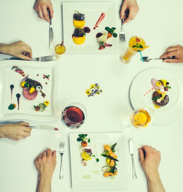 Simetrik olarak tatlılar servis