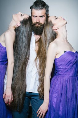 Sakallı adam ve iki kadın