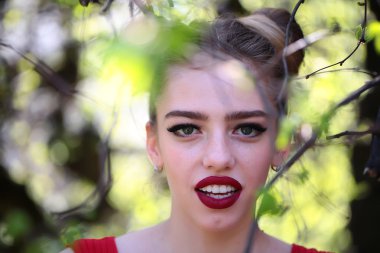 Ağaç bahar çekici kadın