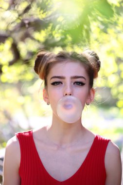 Ağaç bahar çekici kadın