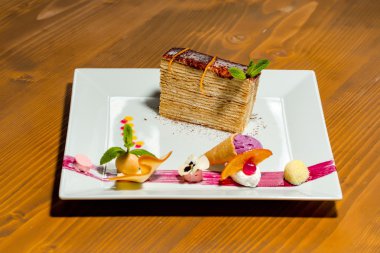 Bir şekilde dekore edilmiş tatlı pasta