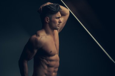 Kaslı adamın pencere yanında