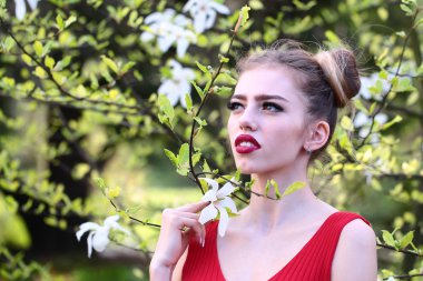 Ağaç bahar çekici kadın