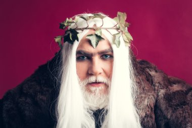 Beyaz saçlı adam Zeus