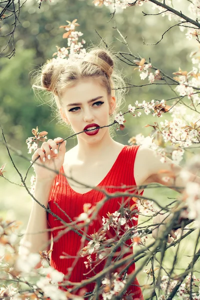 Hübsches Mädchen in Blüte — Stockfoto