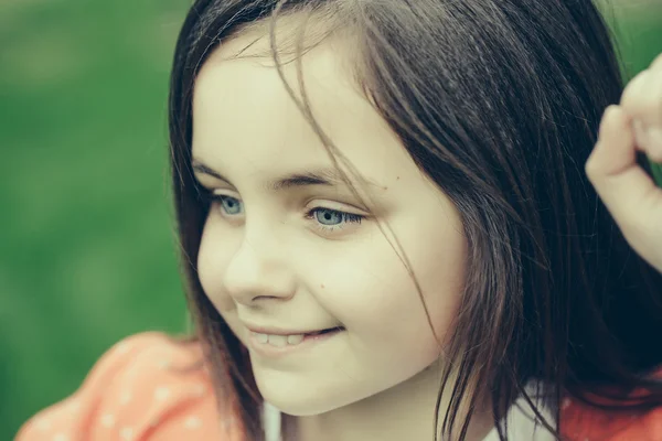 幸せな笑みを浮かべて小さな女の子の屋外 — ストック写真