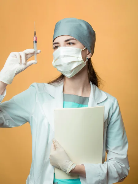 Enfermeira com seringa e pasta — Fotografia de Stock