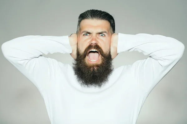 Бородатый мужчина с кричащим лицом — стоковое фото