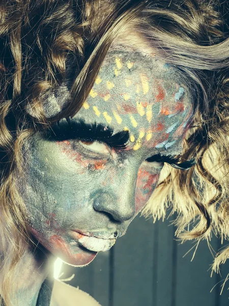 Paited yüz kadınla