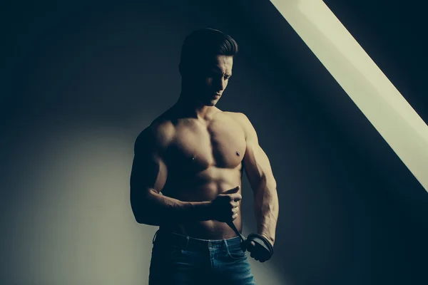 Sexy uomo muscolare con cintura — Foto Stock