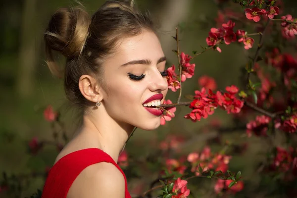 Frau mit roter Blüte — Stockfoto