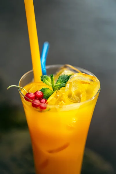 Украшенный апельсиновый напиток — стоковое фото