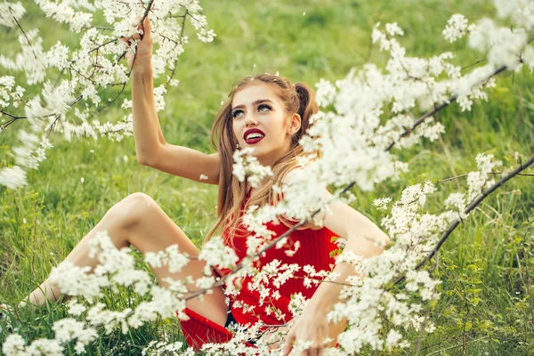 สาวสวยในดอกไม้ — ภาพถ่ายสต็อก