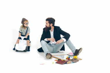 küçük çocuk sürücü veya pilot ve sakallı babası