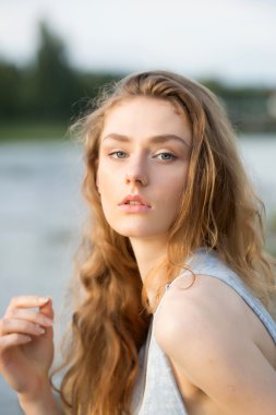 Güzel bir yüzü ile güzel kız