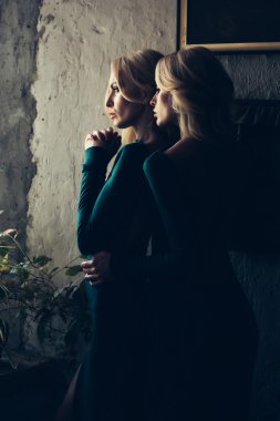 Yeşil elbiseli güzel kadınlar.