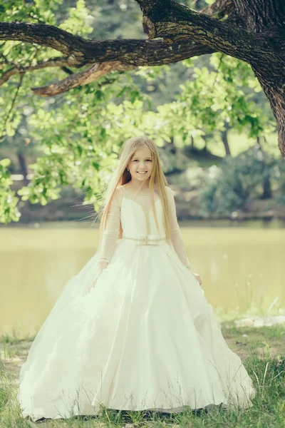 Piccola ragazza in abito bianco all'aperto — Foto Stock