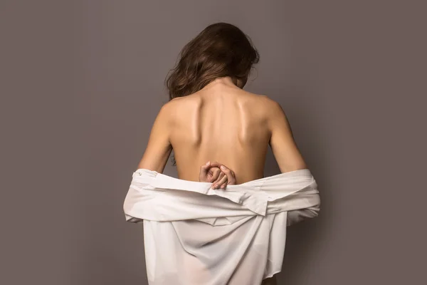 Сексуальна молода жінка в білу сорочку — стокове фото
