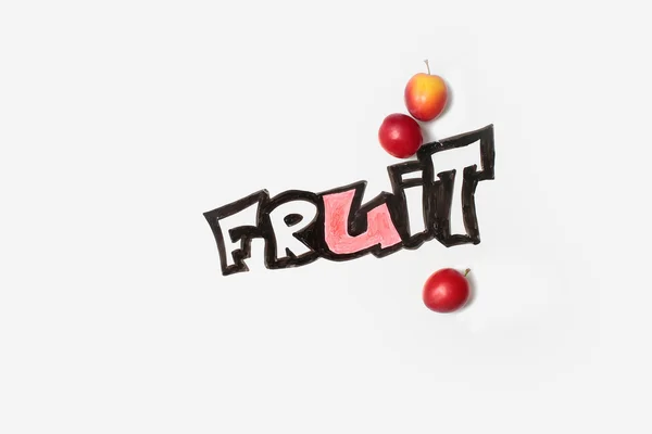 Ameixas vermelhas e texto de fruta — Fotografia de Stock