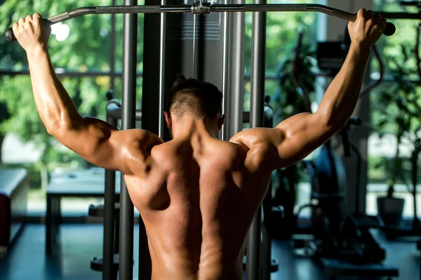Muskularny mężczyzna trening w siłowni — Zdjęcie stockowe