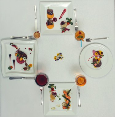 Simetrik olarak tatlılar servis