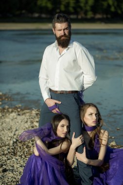 Sakallı adam ve iki kadın açık