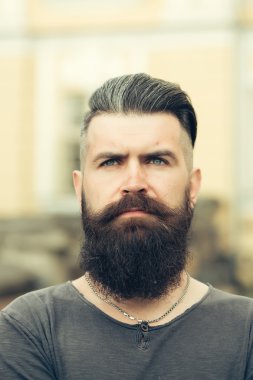 Sakallı adam açık