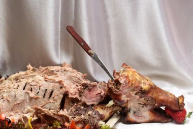 Restoranda kavrulmuş domuz