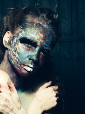 Paited yüz kadınla