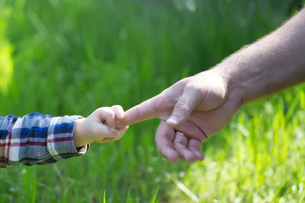 Manos de padre e hijo — Foto de Stock