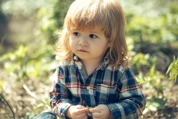 Kleine jongen buiten — Stockfoto