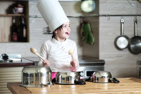 小さな女の子の料理 — ストック写真