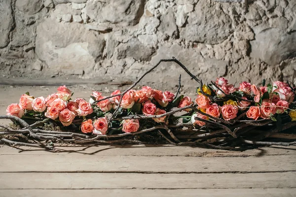 Decoração floral de rosas e galhos — Fotografia de Stock