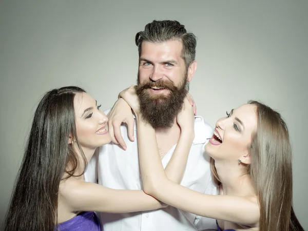 Bärtiger Mann und zwei Frauen — Stockfoto