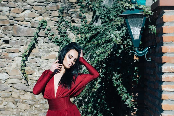 屋外の赤いドレスの女 — ストック写真