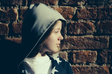 Bricj duvarının yakınında şık kız