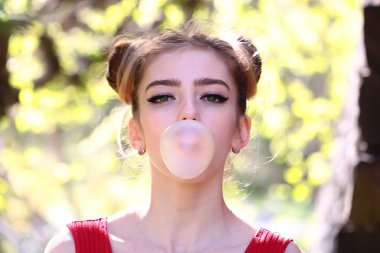 Ağaç bahar çekici kadın