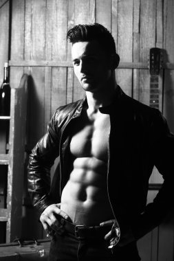 Kaslı adam gitar ile