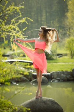 Şehvetli kız parkta