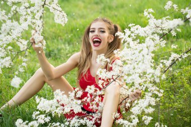 Çiçeği güzel kız