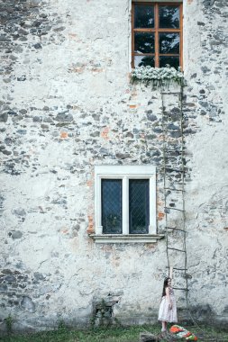 İp merdiven üzerinde elbiseli küçük kız