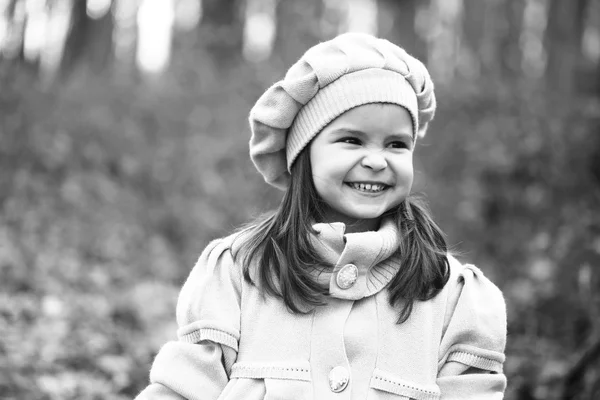 Menina pequena na floresta de outono — Fotografia de Stock