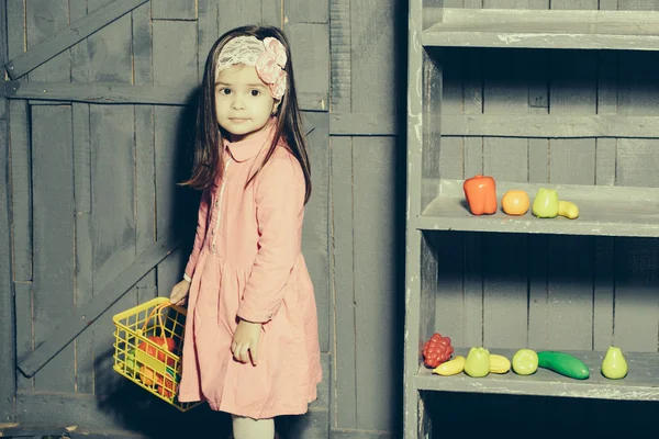 ポリエチレン製手提げ野菜や果物を持つ子供 — ストック写真