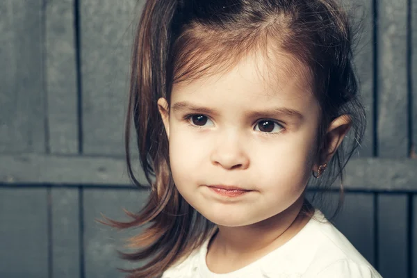 Kleines Mädchen macht Gesichter — Stockfoto