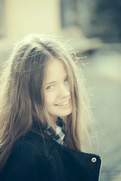 Adolescente bonito menina ao ar livre — Fotografia de Stock