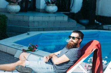Yüzme Havuzu, güneş gözlüğü, sakallı adam