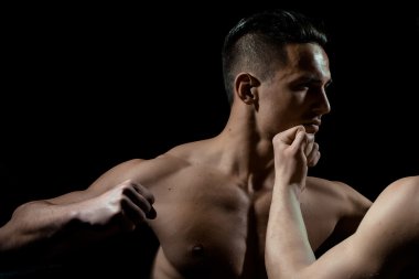 Genç kaslı erkekler boks